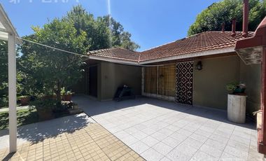 Venta de Casa 3 ambientes con Jardín y Cochera en Bernal