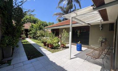 Venta de Casa 3 ambientes con Jardín y Cochera en Bernal