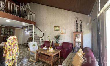 Venta de Casa 3 ambientes con Jardín y Cochera en Bernal