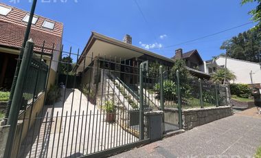 Venta de Casa 3 ambientes con Jardín y Cochera en Bernal