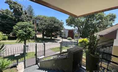 Venta de Casa 3 ambientes con Jardín y Cochera en Bernal