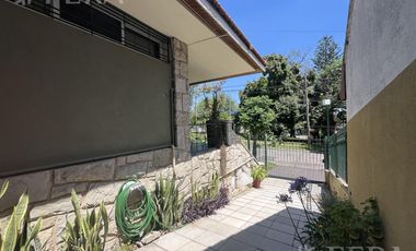 Venta de Casa 3 ambientes con Jardín y Cochera en Bernal