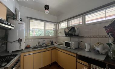 Venta de Casa 3 ambientes con Jardín y Cochera en Bernal