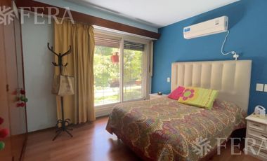 Venta de Casa 3 ambientes con Jardín y Cochera en Bernal