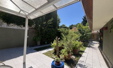 Venta de Casa 3 ambientes con Jardín y Cochera en Bernal