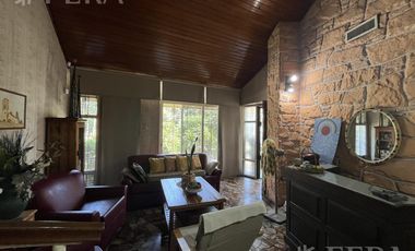 Venta de Casa 3 ambientes con Jardín y Cochera en Bernal