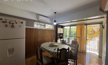 Venta de Casa 3 ambientes con Jardín y Cochera en Bernal