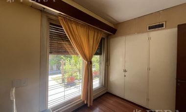 Venta de Casa 3 ambientes con Jardín y Cochera en Bernal