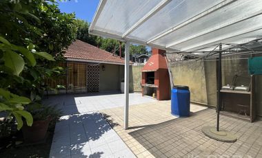 Venta de Casa 3 ambientes con Jardín y Cochera en Bernal