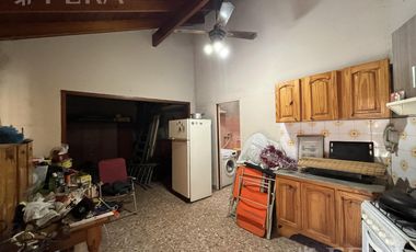 Venta de Casa 3 ambientes con Jardín y Cochera en Bernal