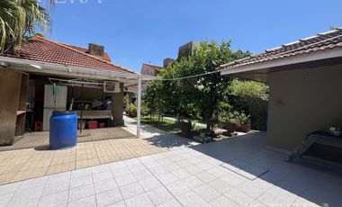 Venta de Casa 3 ambientes con Jardín y Cochera en Bernal