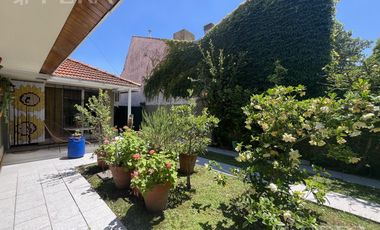 Venta de Casa 3 ambientes con Jardín y Cochera en Bernal