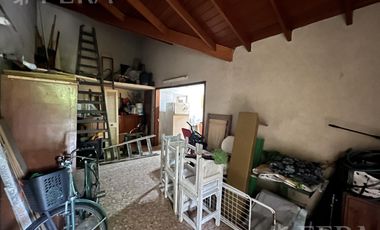 Venta de Casa 3 ambientes con Jardín y Cochera en Bernal