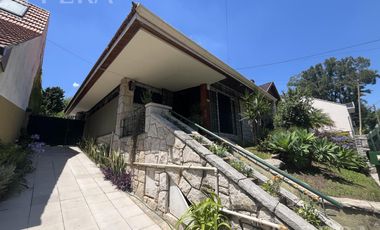 Venta de Casa 3 ambientes con Jardín y Cochera en Bernal