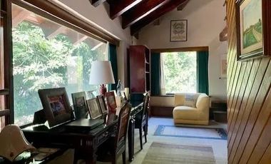 Casa en venta en Bosques de las Lomas. Bosque de Sauces. Alberca y jardín