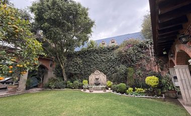 Casa en venta en Bosques de las Lomas. Bosque de Sauces. Alberca y jardín