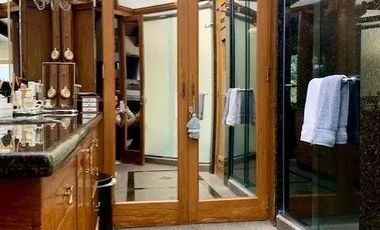 Casa en venta en Bosques de las Lomas. Bosque de Sauces. Alberca y jardín