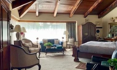 Casa en venta en Bosques de las Lomas. Bosque de Sauces. Alberca y jardín