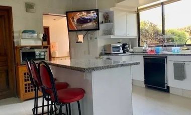 Casa en venta en Bosques de las Lomas. Bosque de Sauces. Alberca y jardín