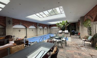 Casa en venta en Bosques de las Lomas. Bosque de Sauces. Alberca y jardín