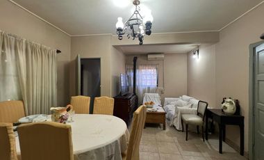 Casa en venta 2 dormitorios céntrica City Bell entre caminos