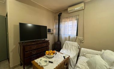 Casa en venta 2 dormitorios céntrica City Bell entre caminos