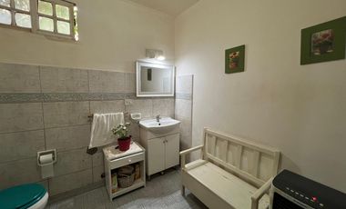 Casa en venta 2 dormitorios céntrica City Bell entre caminos