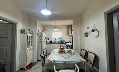 Casa en venta 2 dormitorios céntrica City Bell entre caminos