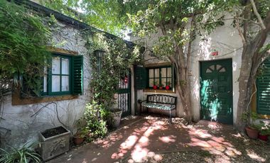 Casa en venta 2 dormitorios céntrica City Bell entre caminos