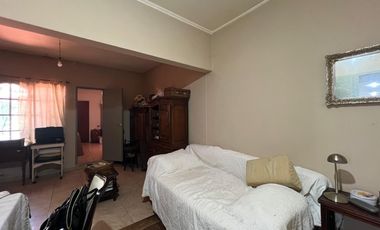 Casa en venta 2 dormitorios céntrica City Bell entre caminos