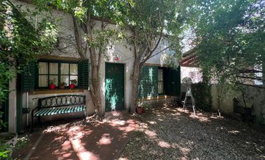 Casa en venta 2 dormitorios céntrica City Bell entre caminos