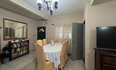 Casa en venta 2 dormitorios céntrica City Bell entre caminos