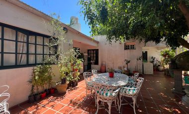 Casa en venta 2 dormitorios céntrica City Bell entre caminos