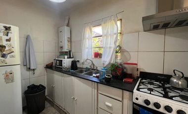 Casa en venta 2 dormitorios céntrica City Bell entre caminos