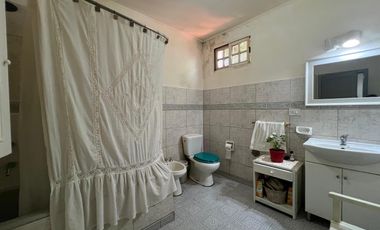 Casa en venta 2 dormitorios céntrica City Bell entre caminos