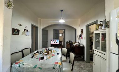 Casa en venta 2 dormitorios céntrica City Bell entre caminos