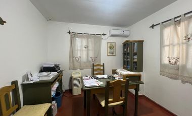 Casa en venta 2 dormitorios céntrica City Bell entre caminos