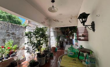 Casa en venta 2 dormitorios céntrica City Bell entre caminos