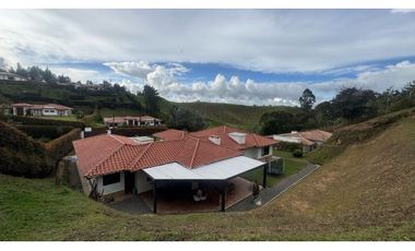 Casa campestre en unidad con portón eléctrico en el Carmen de Viboral