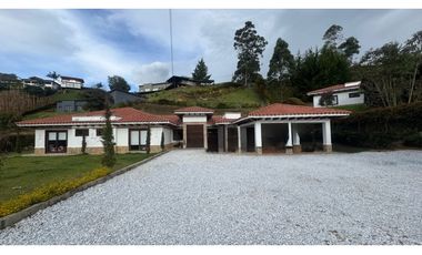 Casa campestre en unidad con portón eléctrico en el Carmen de Viboral