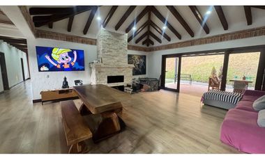 Casa campestre en unidad con portón eléctrico en el Carmen de Viboral