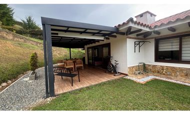 Casa campestre en unidad con portón eléctrico en el Carmen de Viboral