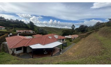 Casa campestre en unidad con portón eléctrico en el Carmen de Viboral