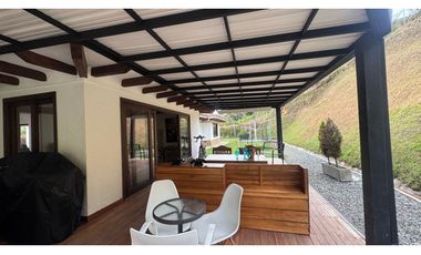 Casa campestre en unidad con portón eléctrico en el Carmen de Viboral