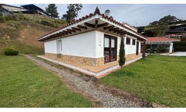 Casa campestre en unidad con portón eléctrico en el Carmen de Viboral