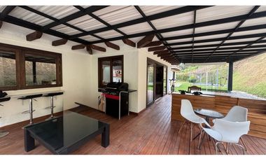 Casa campestre en unidad con portón eléctrico en el Carmen de Viboral