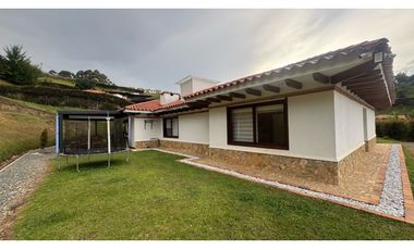 Casa campestre en unidad con portón eléctrico en el Carmen de Viboral