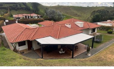 Casa campestre en unidad con portón eléctrico en el Carmen de Viboral