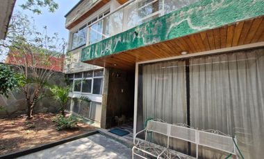 Casa en calle cerrada, con alberca en Jardín Balbuena