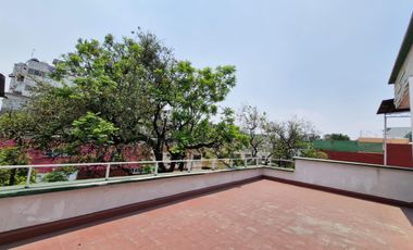 Casa en calle cerrada, con alberca en Jardín Balbuena